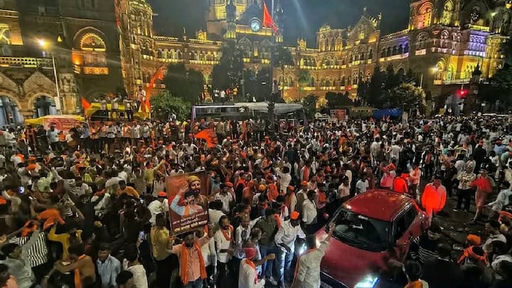 मुंबईतील आझाद मैदानात सुरू असलेल्या मराठा आरक्षण आंदोलनाचा आज 4 था दिवस असून मनोज जरांगे पाटील यांची प्रकृती ढासळत आहे.