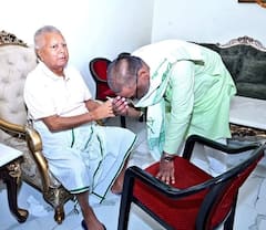 हेमंत सोरेन ने पैर छुआ, अखिलेश यादव ने जोड़े हाथ, लालू ने आशीर्वाद में कह दी बड़ी बात