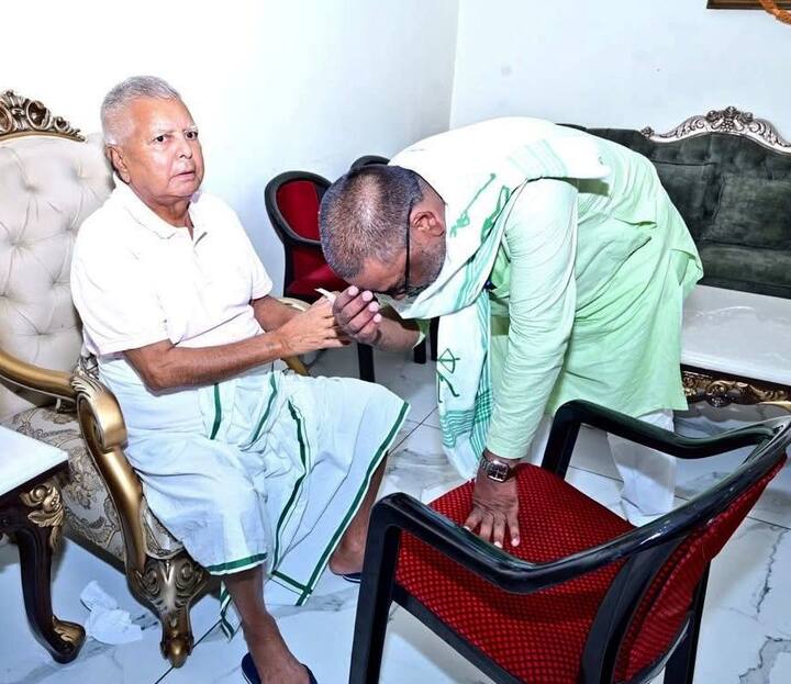 On this occasion, many leaders went to meet the RJD supremo. Lalu Yadav has shared two pictures from his X handle. In one picture, Akhilesh Yadav is taking blessings from Lalu with folded hands, in the second photo, Jharkhand Chief Minister Hemant Soren is seen taking blessings by touching his feet. RJD supremo wrote for both leaders,