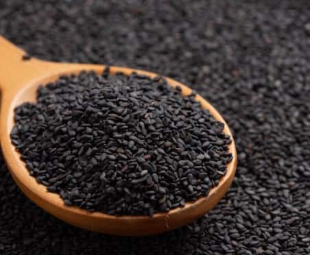 Sesame seeds: Sesame seeds are rich in calcium and phosphorus, which makes not only bones but also muscles strong. Eating sesame in winter provides double benefit.