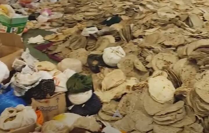 सकाळपासून त्याचं वाटप वेगवेगळ्या ठिकाणी ते करत आहेत. महाराष्ट्रामधून प्रचंड मोठ्या संख्येने मदत येण्यास सुरवात झाली आहे. भाकरी, चपात्यांबरोबर, तांदूळ,गहू,पाणी,बिस्किट,मसाले,लोणचं आदी साहित्य येण्यास सुरवात झाली.