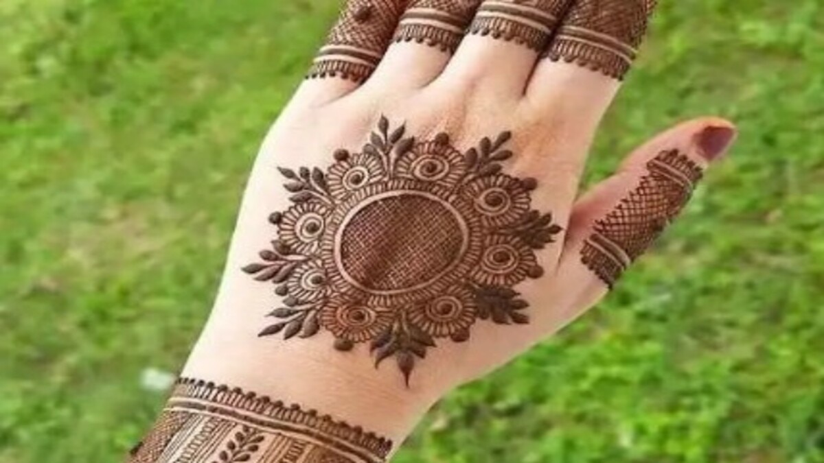 Round tikki mehndi design is very easy to apply in hands, hands will blossom without any mess