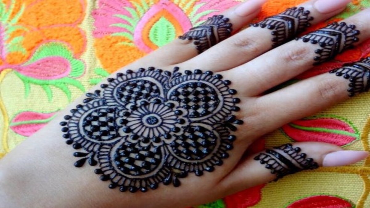 Round tikki mehndi design is very easy to apply in hands, hands will blossom without any mess