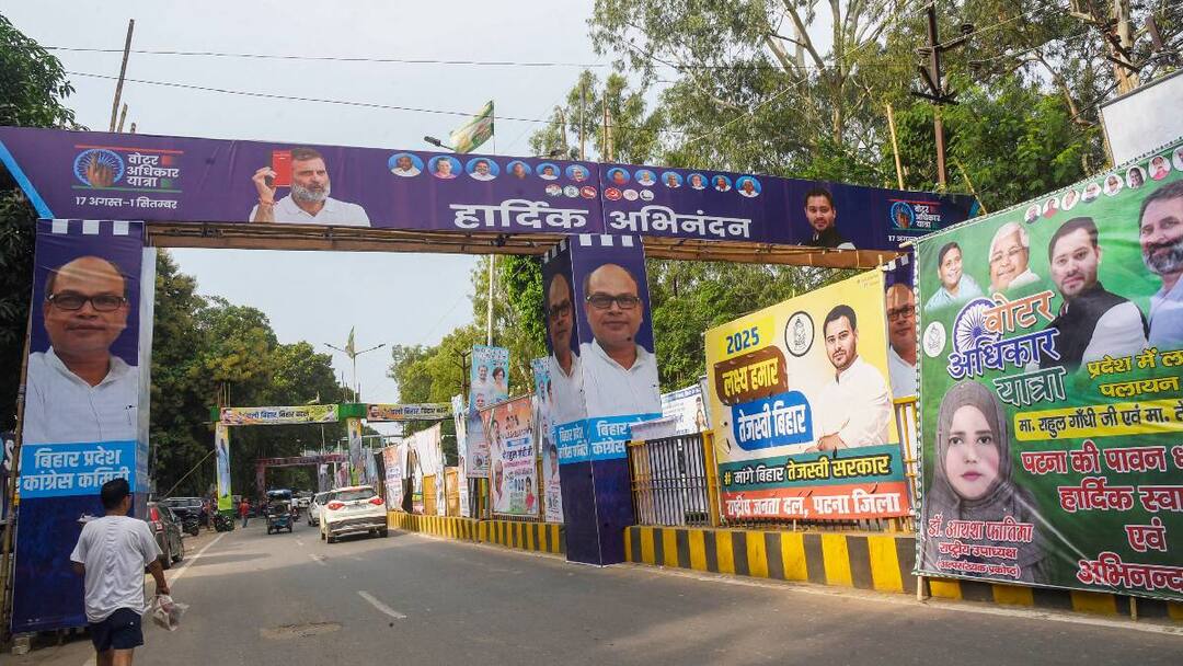 Voter Adhikar Yatra Many roads closed Route Divert in Patna Rahul Gandhi Tejashwi Yadav Congress BJP NDA RJD Voter Adhikar Yatra: पटना में कई रास्तों को किया गया बंद, बाहर निकलने से पहले पढ़ लें यह खबर 