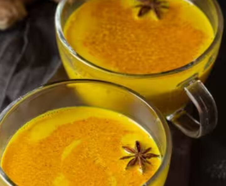 ਹਲਦੀ ਵਾਲਾ ਦੁੱਧ: ਹਲਦੀ ਵਿੱਚ ਮੌਜੂਦ ਕਰਕਿਊਮਿਨ ਬਲਗ਼ਮ ਨੂੰ ਤੋੜਨ ਅਤੇ ਇਮਿਊਨਿਟੀ ਨੂੰ ਮਜ਼ਬੂਤ ਕਰਨ ਵਿੱਚ ਮਦਦ ਕਰਦੀ ਹੈ। ਰਾਤ ਨੂੰ ਸੌਣ ਤੋਂ ਪਹਿਲਾਂ ਹਲਦੀ ਵਾਲਾ ਦੁੱਧ ਪੀਣਾ ਫਾਇਦੇਮੰਦ ਹੁੰਦਾ ਹੈ।