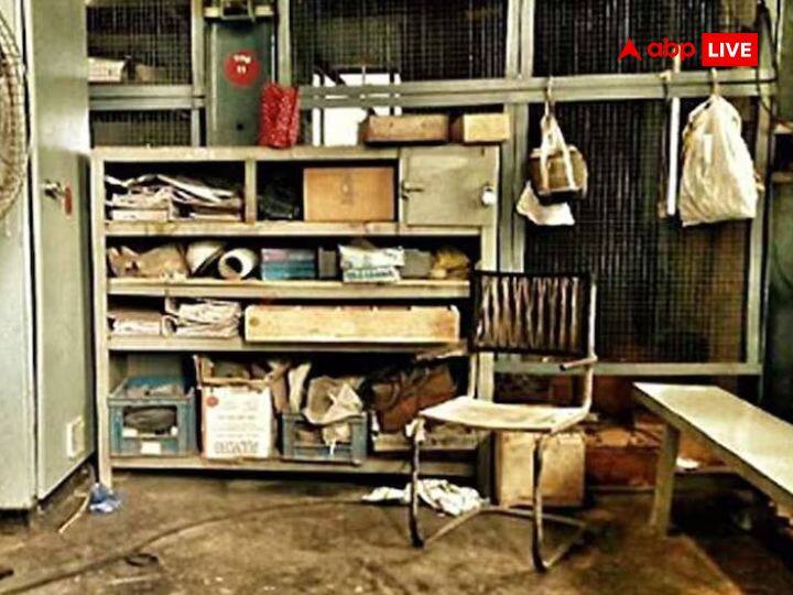 पश्चिम दिशा में आप फर्नीचर रख सकते हैं. लेकिन इस बात का ध्यान रखें कि फर्नीचर को बिल्कुल साफ-सुथरा रखे. इस स्थान पर टूटे-फूटे फर्नीचर और कबाड़ का सामान नहीं रखना चाहिए. इससे घर की बरकत धीरे-धीरे कम होने लगती है.