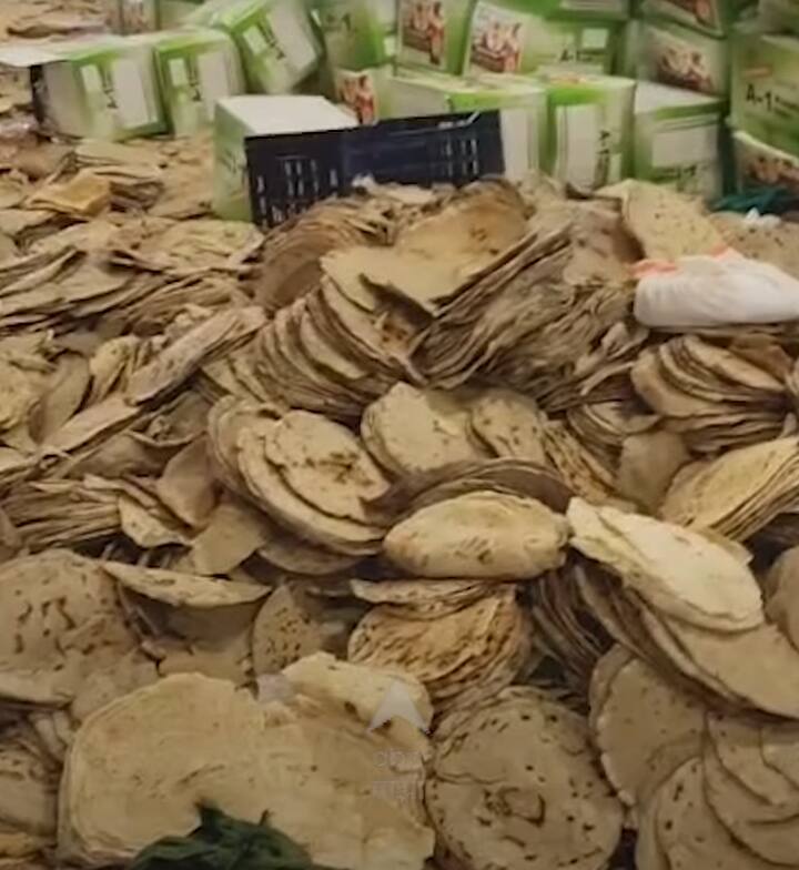 छत्रपती संभाजीनगर मधील ग्रामीण भागातून दहा हजार लोकांसाठी पुरी ठेचा चटणी लोणचं चिवडा ठेवून एक मोठा टेम्पो आझाद मैदानात आला आहे. सरकारसोबत आरक्षणासंदर्भात सुरू असलेल्या चर्चेतून अद्याप देखील कोणताही मार्ग निघाला नाही त्यामुळे आंदोलनांचा टप्पा हा तीव्र होताना दिसून येतोय या अनुषंगाने  खबरदारी म्हणून मंत्रालय परिसरातील रस्ते वाहतुकीसाठी पोलिसांकडून बंद करण्यात आलेले आहेत. ठिकठिकाणी मोठा पोलिसांचा बंदोबस्त देखील तैनात करण्यात आला आहे.