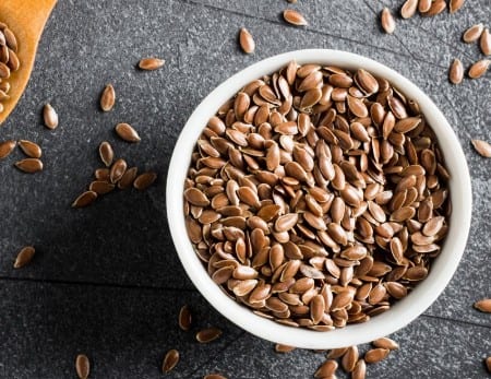 फ्लैक्स सीड्स: अलसी के बीज में हेल्दी फैट्स, प्रोटीन और लिगनेन होते हैं जो मसल्स स्ट्रेंथ बढ़ाने में मदद करते हैं. ये पाचन को भी दुरुस्त रखते हैं और बॉडी को लंबे समय तक एक्टिव रखते हैं.