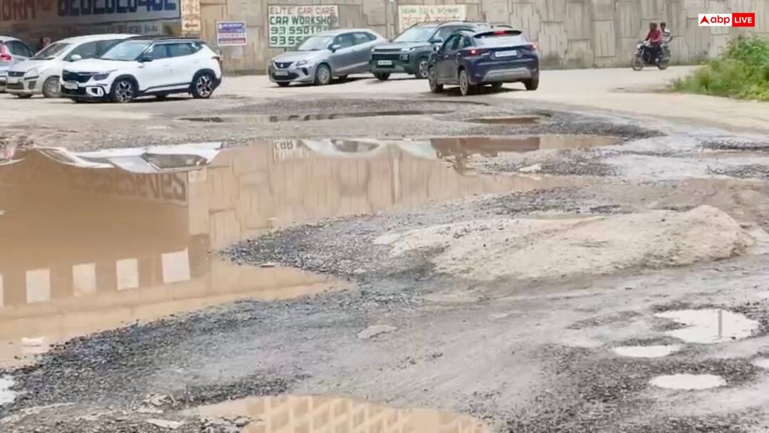 नोएडा: हाईटेक सिटी की सड़कें बनी खतरे का सफर, 130 मीटर रोड और डीएम दफ्तर के बाहर हालात बदतर Noida greater Noida roads potholes accidents yogi Adityanath order ignored ann नोएडा: हाईटेक सिटी की सड़कें बनी खतरे का सफर, 130 मीटर रोड और डीएम दफ्तर के बाहर हालात बदतर