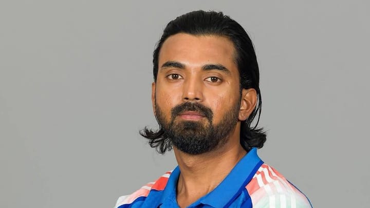 केएल राहुल का जन्म कर्नाटक के मंगलुरु में हुआ. बचपन से ही उन्हें क्रिकेट का शौक था. अक्सर मोहल्ले की गलियों में घंटों बल्ला-गेंद लेकर खेलते रहते थे. हालांकि उनके माता-पिता ने हमेशा कहा कि खेल जरूरी है, लेकिन पढ़ाई भी उतनी ही अहम है.