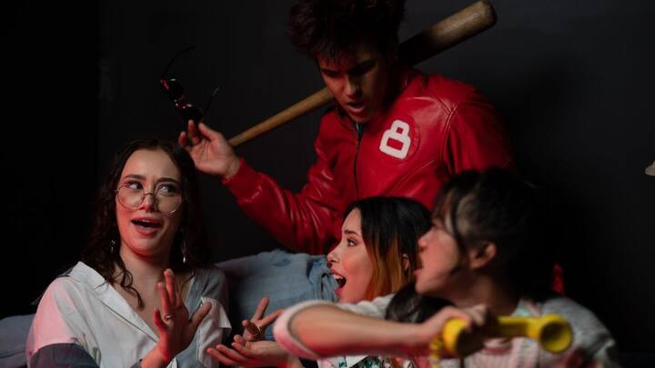 वहीं, धारा 356 तब लागू होती है, जब किसी को जानबूझकर धमकाया या डराया जाता है. इन धाराओं में सजा और जुर्माना दोनों का प्रावधान है. अगर किसी सार्वजनिक स्थान पर अपशब्द या भद्दी बात कही गई है तो मामला गंभीर हो सकता है.