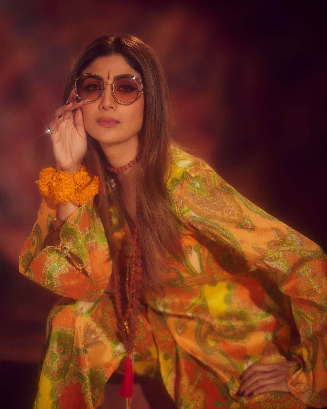 In viral pictures you can see Shilpa Shetty has carried Yellow floral outfits. This is the combination of flared paints and deep neck shirt in the order set, which you will remember the fashion of the 70s. Seeing these pictures of the actress, you will definitely remember Zeenat Aman's iconic look.