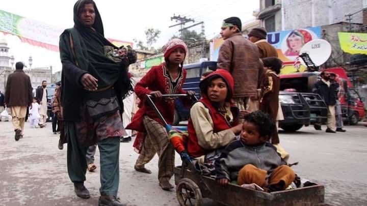 सऊदी अरब में हर साल हजारों पाकिस्तानी भिखारी पकड़े जाते हैं, जिनमें कई महिलाएं और बच्चे भी शामिल होते हैं. रिपोर्ट्स में यह भी बताया गया है कि पाकिस्तानियों का यह नेटवर्क अब जापान जैसे एशियाई देशों तक फैल चुका है.