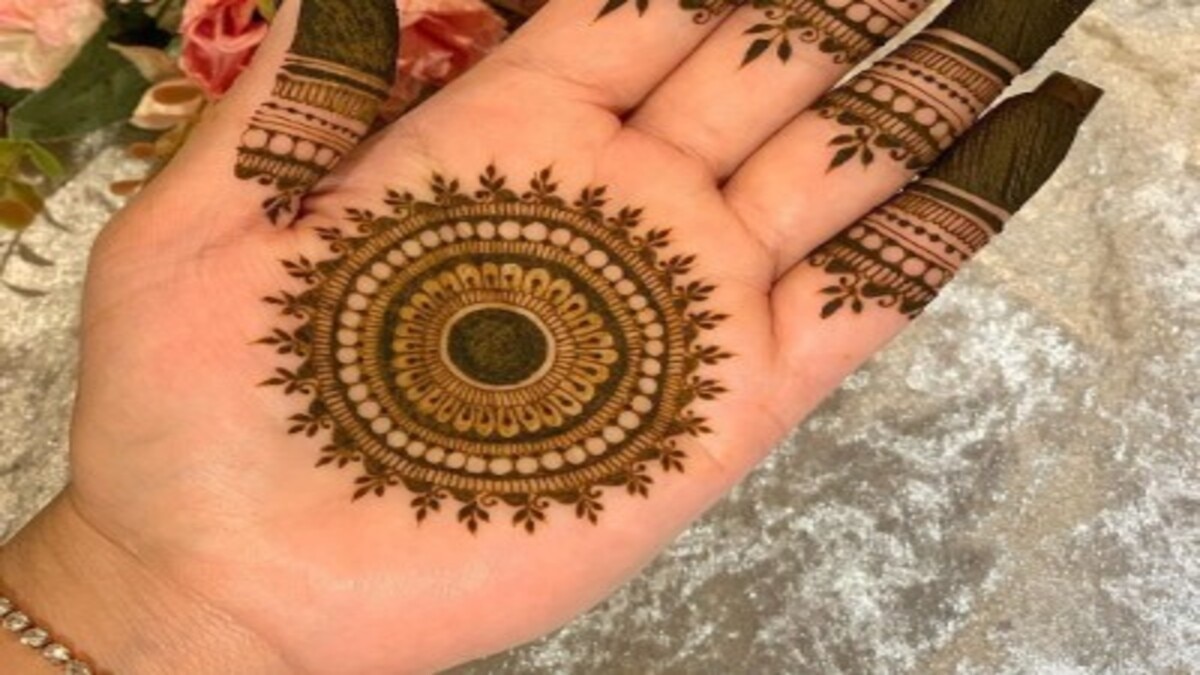Round tikki mehndi design is very easy to apply in hands, hands will blossom without any mess