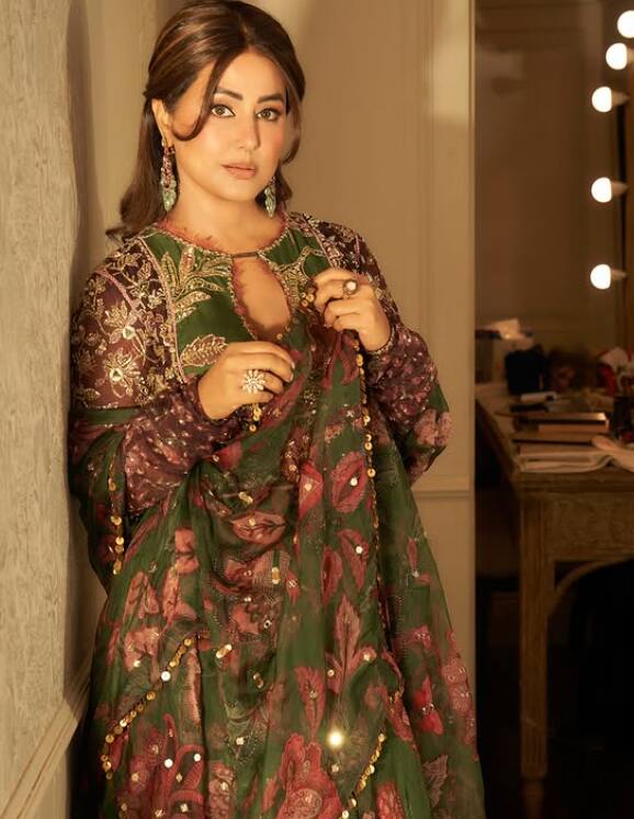 ब्राउन और ग्रीन कॉम्बिनेशन वाले इस सूट में हिना खान काफी प्यारी लग रही हैं. ऊपर से उनके चेहरे पर लटकती उनके बालों की लट फैंस को दीवाना बना रही है.