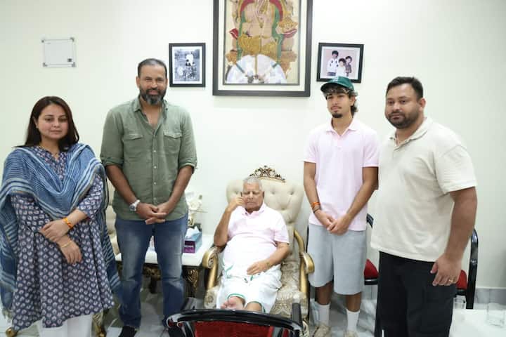 TMC leader and former cricketer Yusuf Pathan also met Lalu. Apart from Lalu, Tejashwi Yadav is also seen in this picture. Rohini Acharya is also seen.