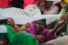 एमपी: रीवा में खाद संकट! रातभर लाइन में किसान और महिलाएं, सोता रहा प्रशासन