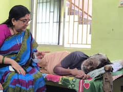 புகழூர் குடிநீர் பிரச்சனை: நடிகை அம்பிகா பாதிக்கப்பட்டவர்களை சந்தித்து ஆறுதல்