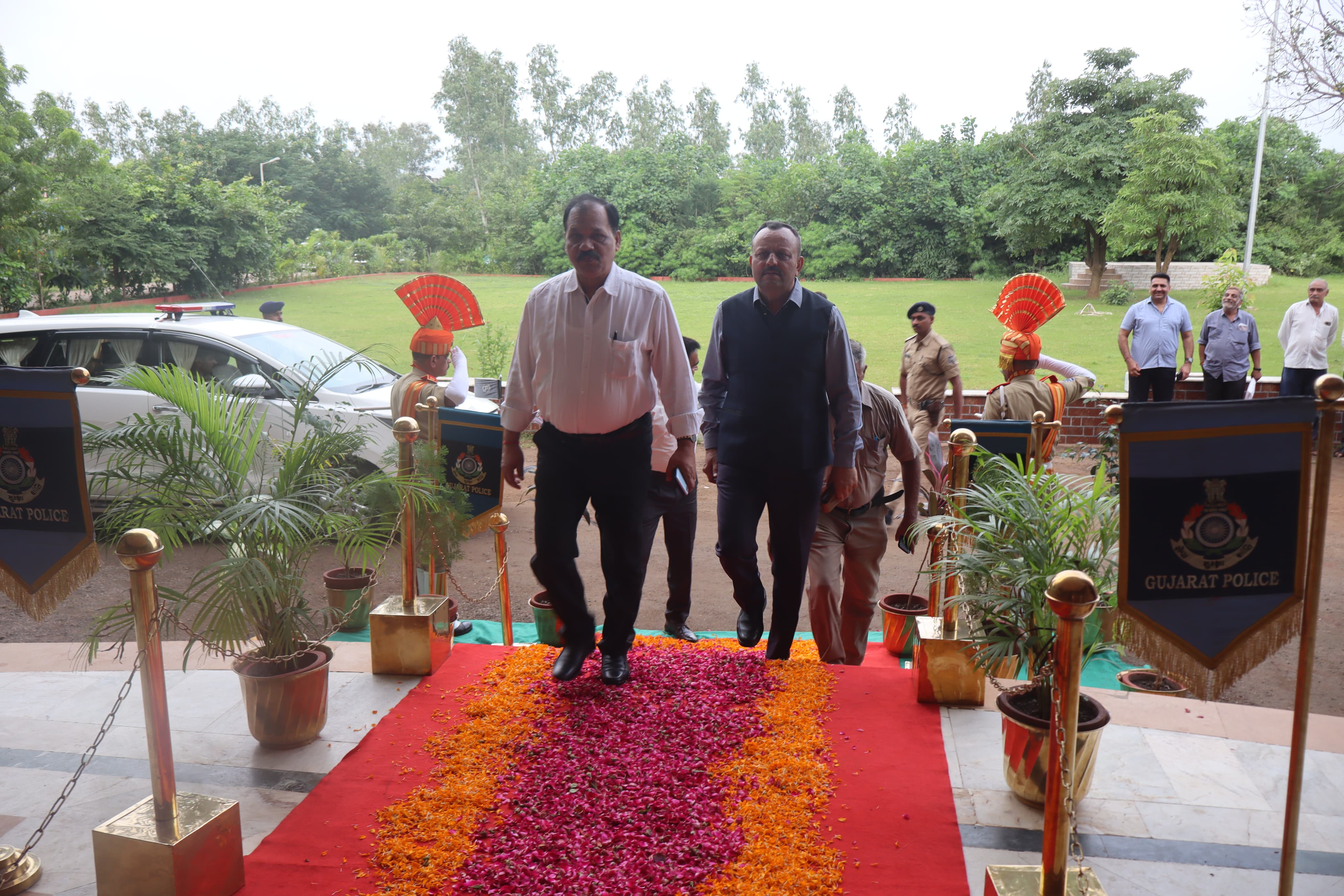 આદર્શ પોલીસ અધિકારી પ્રદીપસિંહ જાડેજા સેવા નિવૃત, સ્ટાફે આપી જાજરમાન વિદાય