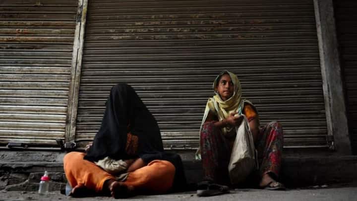 पाकिस्तानी संसद में पेश किए गए आंकड़ों की मानें तो भीख मांगने के लिए सबसे ज्यादा पाकिस्तान के सिंध प्रांत के लोग इधर-उधर भागते हैं. सिंध से अकेले सऊदी अरब 2428 लोग गए थे, जिन्होंने वहां भीख मांगना शुरू किया और इनको वहां से वापस भेजा गया.