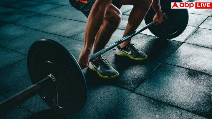 साथ ही, हेल्दी डाइट और पर्याप्त पानी पीना भी फिटनेस के लिए जरूरी है. एक्सरसाइज के साथ ये आदतें आपकी बॉडी को मजबूत बनाएंगी.