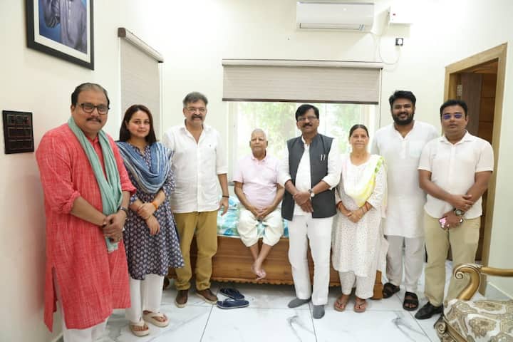 Shiv Sena (UBT) MP Sanjay Raut also met Lalu Yadav. Rabri Devi, Rohini Acharya, MP Manoj Jha were also present on this occasion.