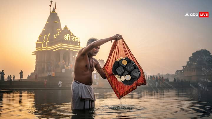 जो भी लोग शनि दोष से पीड़ित हैं उन्हें मंगलवार के दिन काली उड़द व कोयले की एक पोटली बना लें. इसमें एक रुपए का सिक्का रखें. इसके बाद उस पोटली को अपने ऊपर से घूमाकर किसी नदी में प्रवाहित कर दें. इसके साथ ही किसी भी हनुमान मंदिर में श्रीराम नाम का जाप करें. ऐसा करने से शनि दोष का प्रभाव कम होता है.