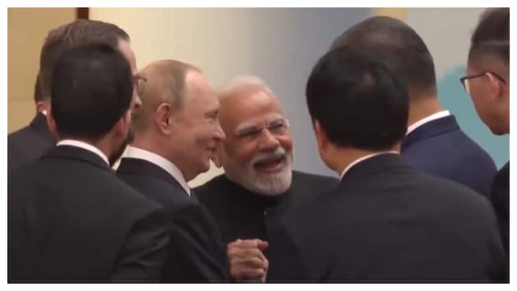 <div>PM Modi Shares Laughter With Xi Jinping And Putin In China, Pak's Shehbaz Sharif Left Out: Watch</div>
