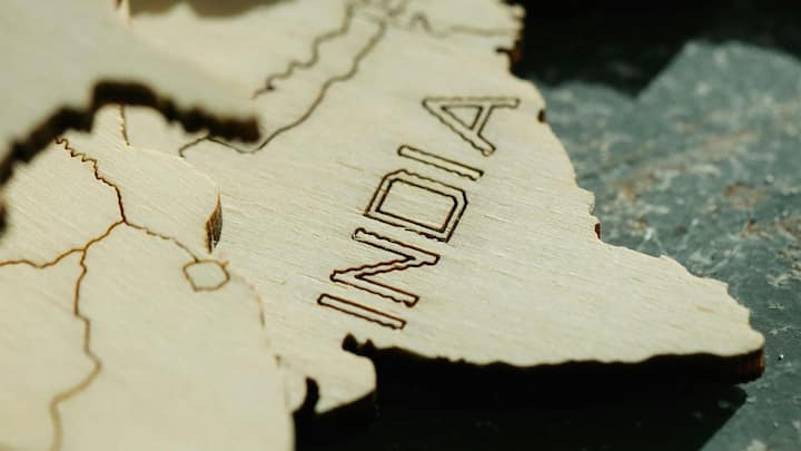 भारत में ज्यादातर जमीन पर स्वामित्व सरकार का है. हैरानी की बात यह है कि सरकार के बाद सबसे ज्यादा जमीन का मालिक कोई व्यक्ति नहीं बल्कि संस्था है. जिसका नाम सुनकर आप शायद चौंक जाएंगे.