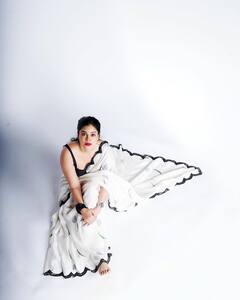 जानलेवा अंदाज! सुमोना चक्रवर्ती की 10 खूबसूरत तस्वीरें, साड़ी में लगती हैं बेहद हसीन