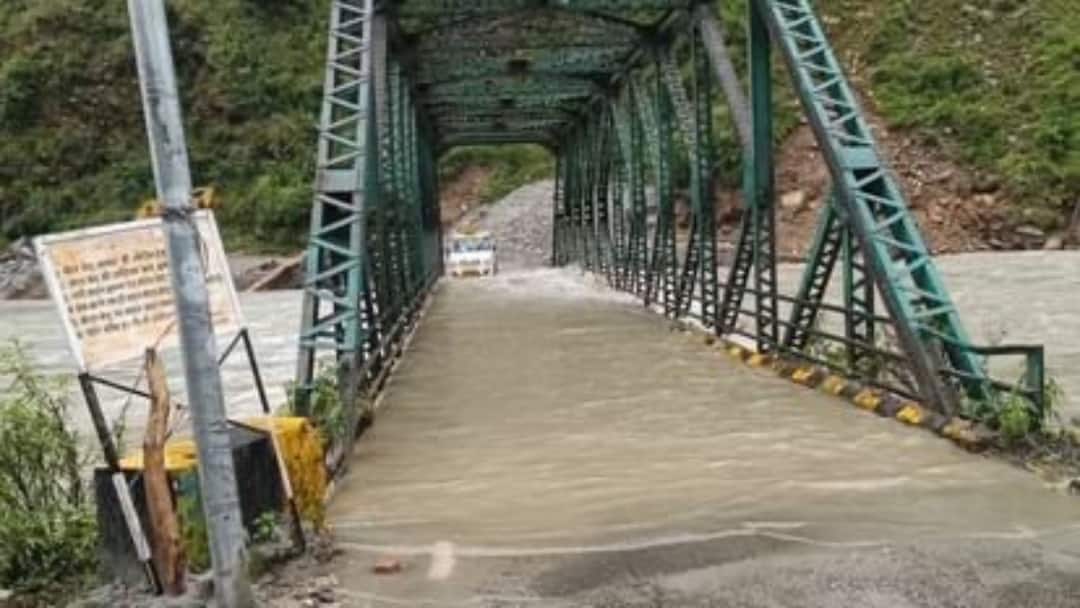 Uttarkashi News Yamuna River Overflows Due To Heavy Rain ann उत्तरकाशी न्यूजः यमुनोत्री हाईवे पर फिर बढ़ा खतरा, पुल के ऊपर से बह रहा यमुना नदी का पानी