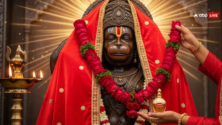 मंगलवार के दिन हनुमान जी को समर्पित होता है. इस दिन हनुमान जी को चोला अर्पित करने से पहले उनका स्नान करें. इस दिन लाल रंग के वस्त्र धारण करना बेहद शुभ माना जाता है. हनुमान जी को चोला चढ़ाते समय चमेली के तेल का दीपक इस्तेमाल करें. इसके साथ ही हनुमान जी को गुलाब के फूल की माला पहनाएं और केवड़े का इत्र अर्पित करें. इसके साथ ही राम नाम का 108 बार जाप करें.