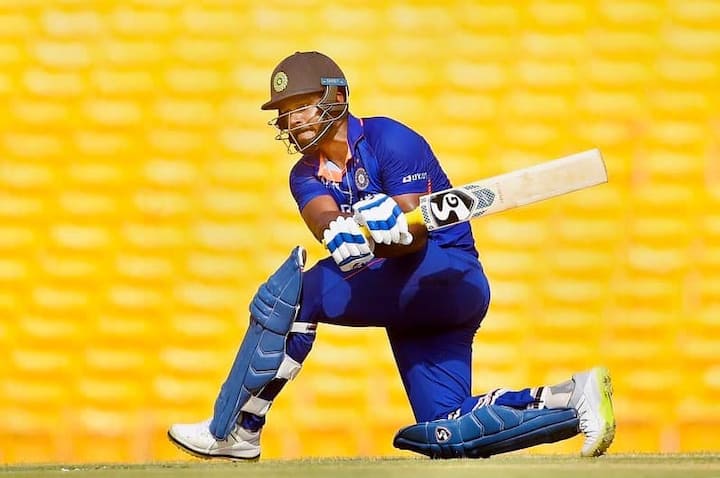 Now let's talk about Sanju Samson, who belongs to Trivandrum in Kerala. Sanju's childhood was also associated with cricket. His father was in the police department and was a great fan of cricket. He inspired Sanju towards the game since childhood.