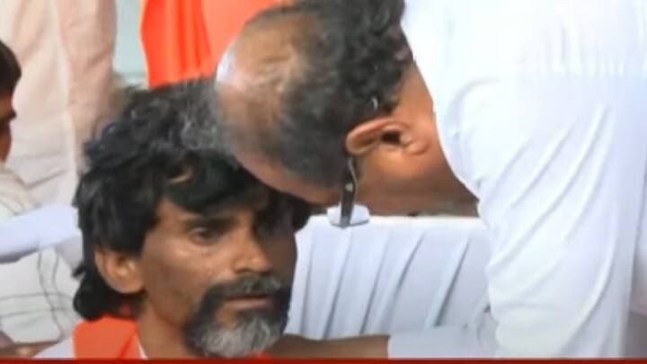 राज्यातील मराठा समाजाला ओबीसीतून आरक्षण मिळावं अशी मागणी करत मनोज जरांगे पाटील यांनी गेल्या 5 दिवसांपासून आमरण उपोषण सुरू केलं होतं.