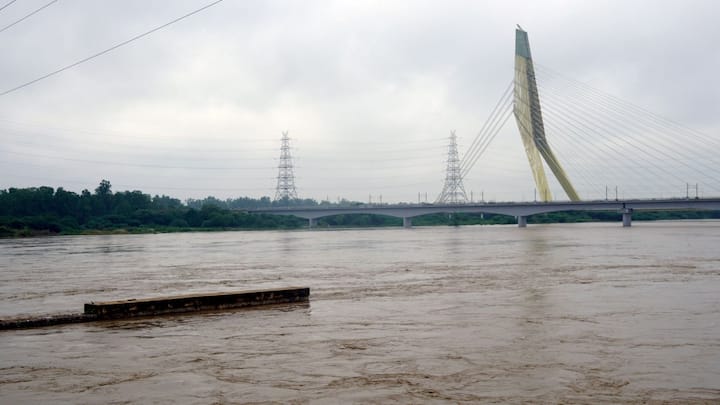 साहिबी नदी जो कभी इस क्षेत्र की जीवनरेखा थी आज इतिहास के पन्नों में खो चुकी है. यह एक बरसाती नदी थी जो जयपुर के जीतगढ़ से निकलकर अलवर, हरियाणा और दिल्ली के रास्ते यमुना नदी में मिलती थी.