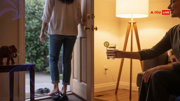 कोई भी बाहर से आये उसे साफ पानी पिलाने से राहु की स्थिति सही होती है.