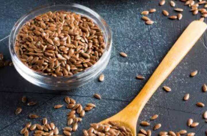 ਅਲਸੀ ਦੇ ਬੀਜ: ਅਲਸੀ ਦੇ ਬੀਜ ਓਮੇਗਾ-3 ਫੈਟੀ ਐਸਿਡ ਨਾਲ ਭਰਪੂਰ ਹੁੰਦੇ ਹਨ। ਇਹ ਮਾੜੇ ਕੋਲੈਸਟ੍ਰੋਲ ਨੂੰ ਘਟਾਉਂਦੇ ਹਨ ਅਤੇ ਬਲੱਡ ਪ੍ਰੈਸ਼ਰ ਨੂੰ ਕੰਟਰੋਲ ਕਰਦੇ ਹਨ। ਤੁਸੀਂ ਇਨ੍ਹਾਂ ਨੂੰ ਸਮੂਦੀ ਜਾਂ ਸਲਾਦ ਵਿੱਚ ਮਿਲਾ ਕੇ ਰੋਜ਼ਾਨਾ ਖਾ ਸਕਦੇ ਹੋ।