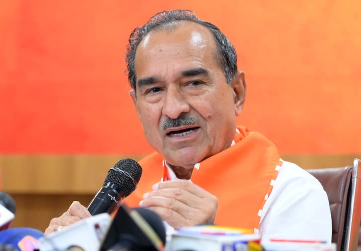 प्रदेश अध्यक्ष मदन राठौड़ ने कहा है कि चुने हुए प्रतिनिधियों को बर्खास्त करना कांग्रेस की परंपरा रही है बीजेपी इसमें कतई विश्वास नहीं रखती अगर कहीं कोई गलती होती है तो उसे ठीक कराया जाता है.