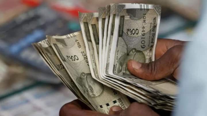 In the scheme, first women will be given 10 thousand rupees. After that a maximum of 2 lakh rupees will be given. In this, the interest rate has been kept at 12 percent annually and you will get 1 to 3 years to repay it. This system will give women a chance to carry forward their work without much pressure.