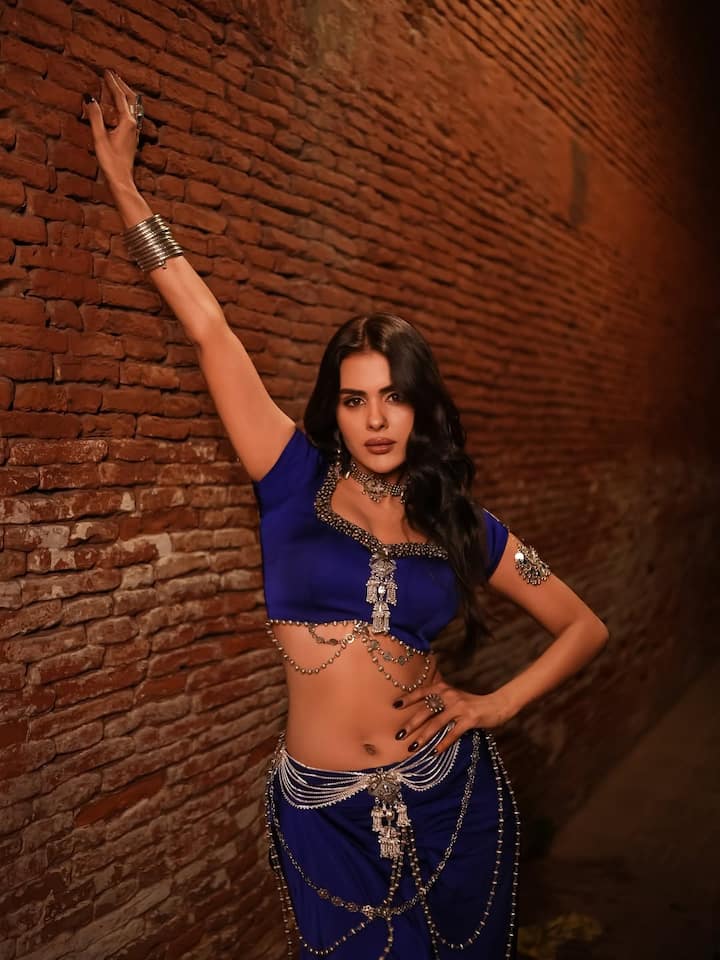 प्रियंका का ये देसी अंदाज बहुत ही ग्लैमरस और कॉन्फिडेंट नजर आ रहा है. सिल्वर एक्सेसरीज के साथ उनका ये लुक काफी यूनिक दिख रहा है.