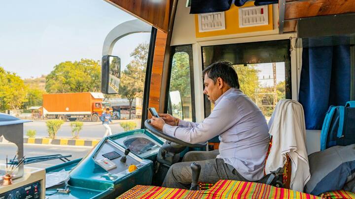 भारत में एक औसत ट्रक ड्राइवर की मासिक सैलरी 35,000 से 40,000 रुपये के बीच होती है. विशेष वाहनों, जैसे ट्राला या भारी मशीनों को ढोने वाले ट्रक ड्राइवर्स की सैलरी 55,000 से 60,000 रुपये प्रति माह तक हो सकती है. अगर इसे सालाना आधार पर देखें, तो यह लगभग 4.2 से 4.8 लाख रुपये होती है.