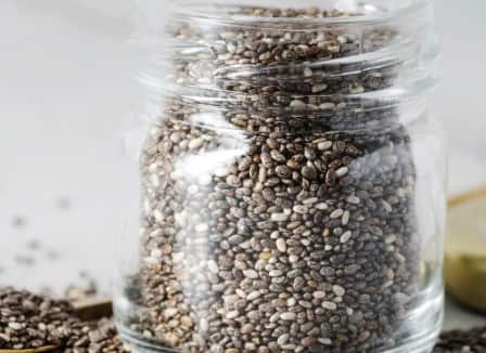 चिया सीड्स: चिया सीड्स फाइबर और एंटीऑक्सीडेंट्स का बेहतरीन स्रोत हैं. ये ब्लड फ्लो को बेहतर करते हैं और हार्ट ब्लॉकेज बनने से रोकते हैं. सुबह पानी में भिगोकर पीना बेहद फायदेमंद है.