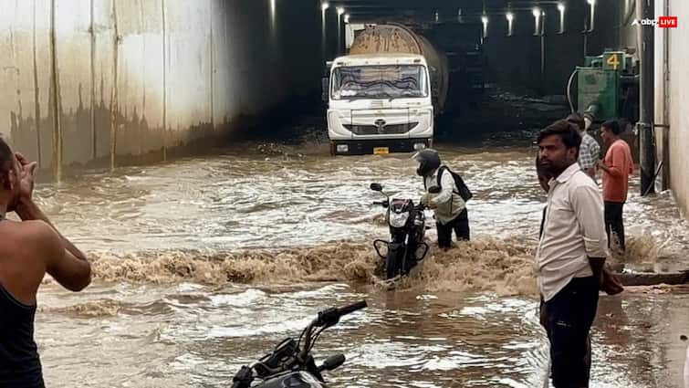 Noida News: हथनीकुंड बैराज से छोड़ा गया पानी, बढ़ेगा यमुना का जलस्तर, डूब क्षेत्र खाली करने के निर्देश