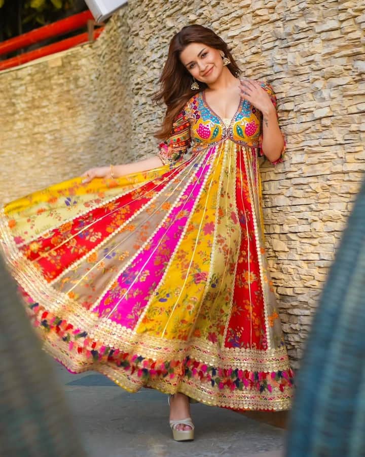 In this multicolor suit, Avneet Bala looks beautiful, his simplicity is clearly visible in this traditional look.