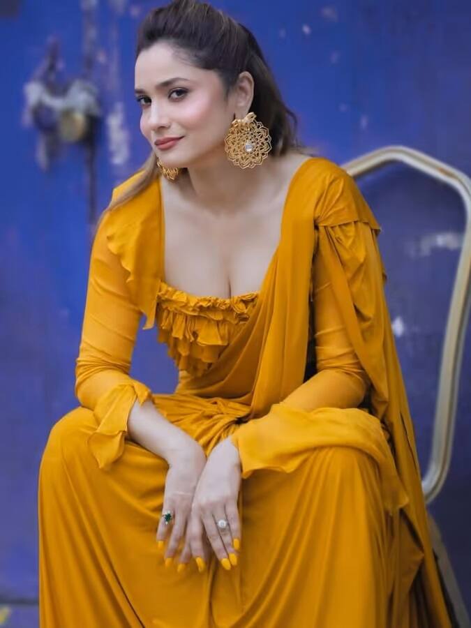 Yellow is very much felt on the color of color. Her style has put four moons in the look of the actress.