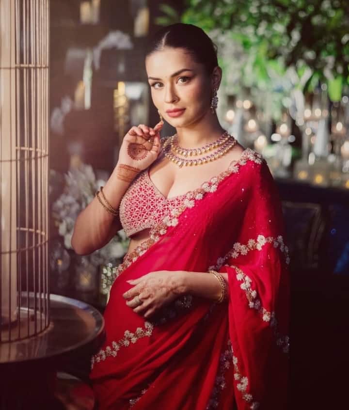 In this picture, Avneet is wearing a red color saree, as well as carrying heavy work blouse. By making accessories more connected, Avneet made this traditional look even more special.