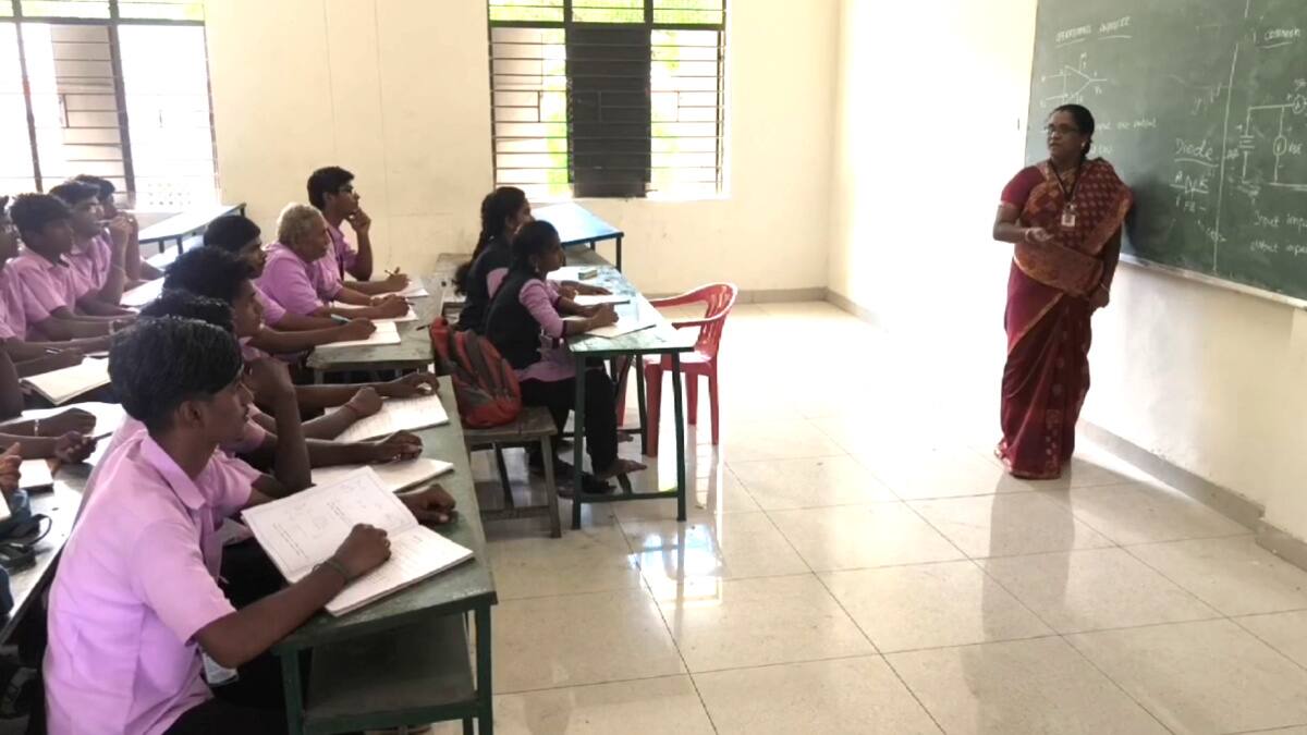 புத்தகப்பையை தோளில் சுமந்து கல்லூரிக்கு செல்லும் 72 வயது மாணவர் - ஆச்சரியத்தில் சக மாணவர்கள்