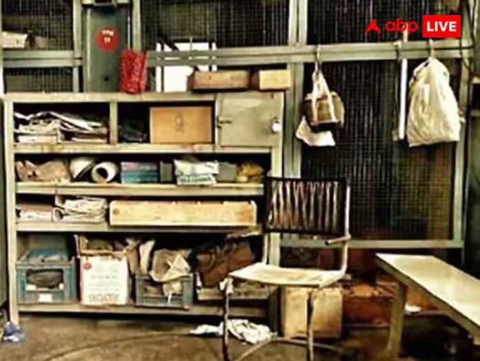 તમે ફર્નિચર પશ્ચિમ દિશામાં રાખી શકો છો. પરંતુ ધ્યાનમાં રાખો કે ફર્નિચર ખૂબ જ સ્વચ્છ રાખવું જોઈએ. આ જગ્યાએ તૂટેલા ફર્નિચર અને કચરો ન રાખવો જોઈએ. આનાથી ઘરની સમૃદ્ધિ ધીમે ધીમે ઓછી થાય છે.