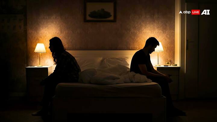 Couples Intimacy: अंधेरे में इंटिमेट पल कपल्स के रिश्तों को और गहराई देते हैं.चलिए जानें कि रोशनी बंद होने पर आखिर शरीर में ऐसा क्या होता है, जिससे लोगों को उस वक्त इंटीमेट होना ज्यादा पसंद आता है.