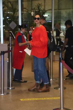 एयरपोर्ट पर दिखा दीपिका पादुकोण का कूल अवतार, रेड स्वेटशर्ट में दिया परफेक्ट लुक, फोटोज वायरल